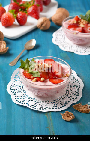 Dessert aux fraises avec morceaux de noix - libre Banque D'Images