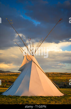 Vue d'un tipi avec ciel dramatique dans les plaines de l'Ouest au coucher du soleil en France Banque D'Images