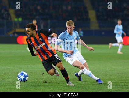 KHARKIV, UKRAINE - le 23 octobre 2018 : Wellington Nem de Shakhtar Donetsk (L) lutte pour une balle avec Kevin De Bruyne de Manchester City pendant leurs UEF Banque D'Images