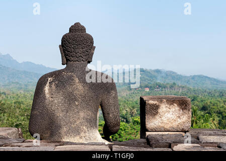Statue de Bouddha face aux montagnes de Borobudur, le plus grand temple bouddhiste dans le monde Banque D'Images
