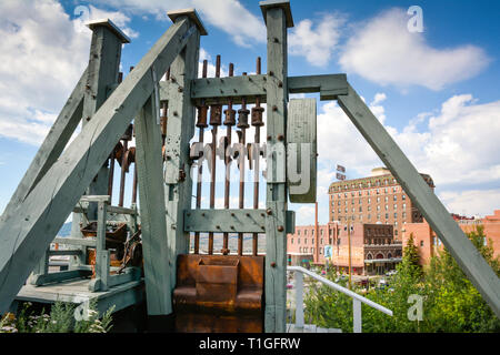 Un chevalement de mine en bois sur une ancienne mine fait partie du National Historic Landmark dans le centre-ville de Butte, MT, Banque D'Images