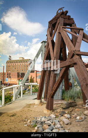 Un chevalement de mine en bois sur une ancienne mine fait partie du National Historic Landmark dans le centre-ville de Butte, MT, Banque D'Images