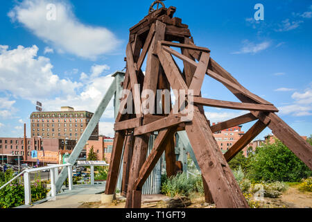 Un chevalement de mine en bois sur une ancienne mine fait partie du National Historic Landmark dans le centre-ville de Butte, MT, Banque D'Images