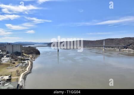 Vue sur le milieu de l'Hudson et pont enjambant la rivière Hudson vu depuis la passerelle sur l'Hudson, Poughkeepsie, New York Banque D'Images