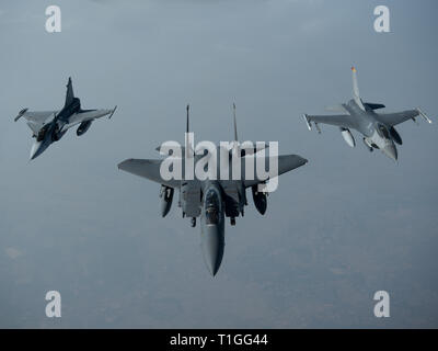 Une république de Singapour air force F-15SG dirige une formation d'aéronefs dissemblables nation aux côtés d'un Royal Thai Air Force JAS-39 Gripen et un U.S. Air Force F-16C Fighting Falcon au cours de faire face à Tiger 2019 Korat Royal Thai Air Force Base, en Thaïlande, le 21 mars 2019. Faire face Tigre est un exercice annuel de l'antenne multilatéraux visant à améliorer la préparation au combat et l'interopérabilité entre la force aérienne de la République de Singapour, Royal Thai Air Force, et l'US Air Force, tout en renforçant les trois nations relations militaires. (Photo gracieuseté de MINDEF SINGAPOUR) Banque D'Images