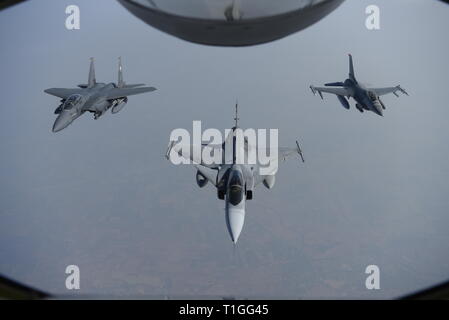 A Royal Thai Air Force JAS-39 Gripen dirige une formation d'aéronefs dissemblables nation aux côtés d'une force aérienne de la République de Singapour F-15SG et un U.S. Air Force F-16C Fighting Falcon au cours de faire face à Tiger 2019 Korat Royal Thai Air Force Base, en Thaïlande, le 21 mars 2019. Faire face Tigre est un exercice annuel de l'antenne multilatéraux visant à améliorer la préparation au combat et l'interopérabilité entre la force aérienne de la République de Singapour, Royal Thai Air Force, et l'US Air Force, tout en renforçant les trois nations relations militaires. (Photo gracieuseté de MINDEF SINGAPOUR) Banque D'Images