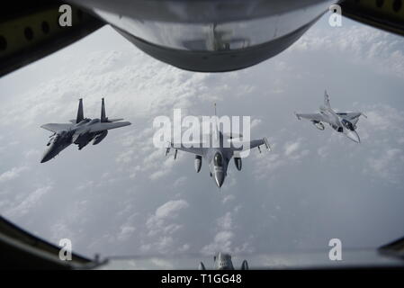 Un U.S. Air Force F-16C Fighting Falcon dirige une formation d'aéronefs dissemblables nation aux côtés d'une force aérienne de la République de Singapour F-15SG et d'un Royal Thai Air Force JAS-39 Gripen au cours de faire face à Tiger 2019 Korat Royal Thai Air Force Base, en Thaïlande, le 21 mars 2019. Faire face Tigre est un exercice annuel de l'antenne multilatéraux visant à améliorer la préparation au combat et l'interopérabilité entre la force aérienne de la République de Singapour, Royal Thai Air Force, et l'US Air Force, tout en renforçant les trois nations relations militaires. (Photo gracieuseté de MINDEF SINGAPOUR) Banque D'Images