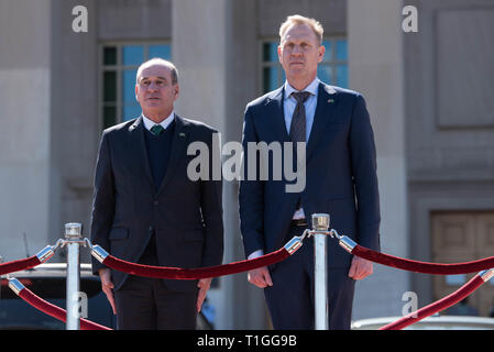 Le Secrétaire de la Défense par intérim des États-Unis Patrick M. Shanahan organise une cérémonie d'arrivée tous les honneurs d'accueillir le ministre de la défense du Brésil Fernando Azevedo e Silva au Pentagone, Washington, D.C., le 26 mars 2019. (DoD photo par Lisa Ferdinando) Banque D'Images