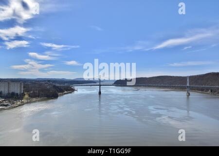 Vue sur le milieu de l'Hudson et pont enjambant la rivière Hudson vu depuis la passerelle sur l'Hudson, Poughkeepsie, New York Banque D'Images