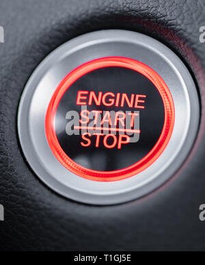 Moteur de voiture start stop bouton rouge lumineux Banque D'Images