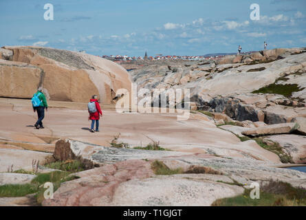 HÅLLÖ 20170817 certains qui marche sur les rochers de l'île de Hållö juste en dehors de Smögen. Jeppe Photo Gustafsson Banque D'Images