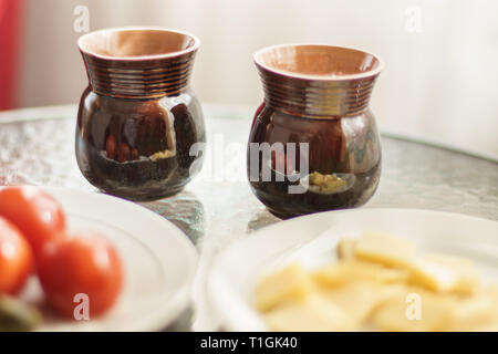 Deux tasses en céramique de style ancien sur la table Banque D'Images