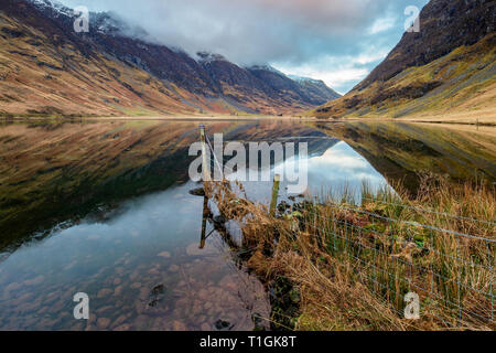 Réflexions sur le loch et l'Aonach Eagach Achtriochtan Ridge à Glencoe, en Écosse Banque D'Images