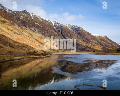 Photographie aérienne des réflexions sur le loch et l'Aonach Eagach Achtriochtan Ridge à Glencoe, en Écosse Banque D'Images