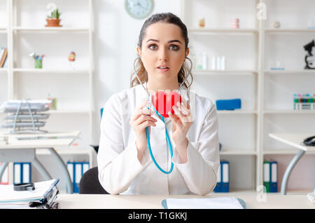 Jeune femme médecin cardiologue travaillant dans la clinique Banque D'Images