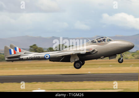 De Havilland DH100 Vampire T35 jet avion au décollage à ailes au-dessus de l'aérodrome de la hotte à l'Airshow Wairarapa, Masterton, Nouvelle-Zélande. Jet Vintage Banque D'Images