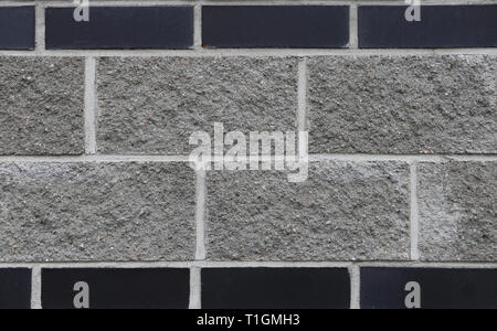 Noir et gris de mur de briques. La texture de la paroi extérieure d'un bâtiment. Cette photo montre le magnifique détails architecturaux de la surface de ce wal Banque D'Images