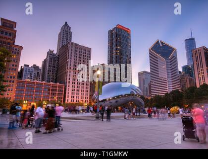 Chicago, Illinois - 15 juillet 2017 : Millennium Park, Chicago. Les touristes visitent Cloud Gate dans le Parc du Millénaire en fin d'après-midi, également connu sous le nom de Bea Banque D'Images