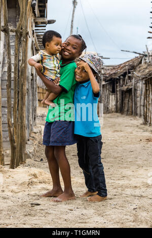 Andavadoaka, Madagascar - Janvier 13th, 2019 : Trois garçons malgaches à l'extérieur dans le centre-ville d'Andavadoaka, Madagascar. Banque D'Images