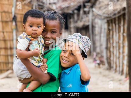 Andavadoaka, Madagascar - Janvier 13th, 2019 : Trois garçons malgaches à l'extérieur dans le centre-ville d'Andavadoaka, Madagascar. Banque D'Images