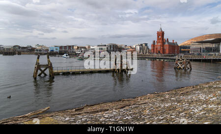 Vestiges de l'ancien quai en face de Mermaid Quay avec le bâtiment Pierhead et le bâtiment de l'Assemblée nationale en arrière-plan, Cardiff, Royaume-Uni Banque D'Images