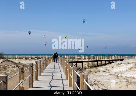 Le kite surf de Riumar, Delta de l'Ebre, Tarragone, Catalogne, Espagne Banque D'Images