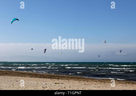 Le kite surf de Riumar, Delta de l'Ebre, Tarragone, Catalogne, Espagne Banque D'Images