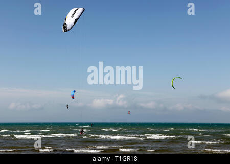 Le kite surf de Riumar, Delta de l'Ebre, Tarragone, Catalogne, Espagne Banque D'Images