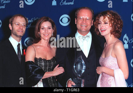 LOS ANGELES, CA - 10 janvier 1999 : 'Frasier' stars DAVID HYDE PIERCE (à gauche), PERI GILPIN, Kelsey Grammer & JANE feuillage au 25th Annual People's Choice Awards, à Pasadena, en Californie. L'émission de télévision favorite à égalité pour la série de comédie. © Paul Smith / Featureflash Banque D'Images