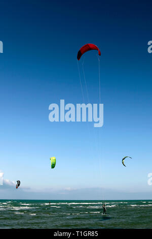 Le kite surf de Riumar, Delta de l'Ebre, Tarragone, Catalogne, Espagne Banque D'Images