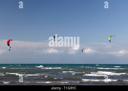 Le kite surf de Riumar, Delta de l'Ebre, Tarragone, Catalogne, Espagne Banque D'Images