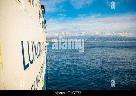 Messina, Italie - 9.02.2019 : Passenger ferry dans la mer Méditerranée de Messine, Sicile, Italie Banque D'Images