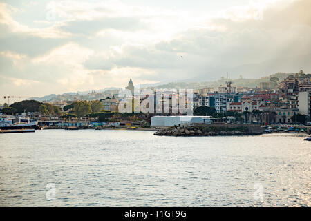 Belle vue sur la ville et le port de ferry de Messine, Sicile, Italie Banque D'Images