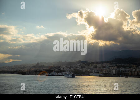 Belle vue sur la ville et le port de ferry de Messine, Sicile, Italie Banque D'Images