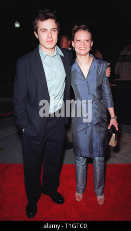 LOS ANGELES, CA - 10 Février 1999 : l'Acteur Casey Affleck et actrice MARTHA PLIMPTON lors de la première de leur nouveau film "200 cigarettes" une comédie qui à New York pour le Nouvel An 1981. © Paul Smith/Featureflash Banque D'Images