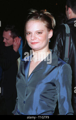 LOS ANGELES, CA - 10 Février 1999 : l'actrice MARTHA PLIMPTON lors de la première de son nouveau film '200 Cigarettes' une comédie qui à New York pour le Nouvel An 1981. © Paul Smith/Featureflash Banque D'Images