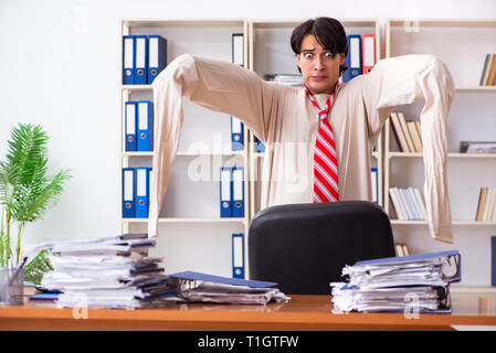 Jeune homme fou en camisole au bureau Banque D'Images