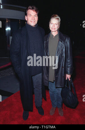 LOS ANGELES, CA - 17 Février 1999 : l'acteur Patrick Swayze & épouse LISA NIEMI au Los Angeles premiere de 'Lock, Stock et deux barils de fumer." © Paul Smith / Featureflash Banque D'Images