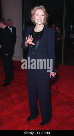 LOS ANGELES, CA - le 18 février 1999 : l'actrice Faye Dunaway à l'American Film Institute Prix hommage à Dustin Hoffman. © Paul Smith / Featureflash Banque D'Images