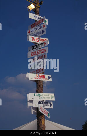 Les signes sont montré accroché à un tronc d'arbre au cours de Woodstock 94 dans Saugerties, New York. Banque D'Images