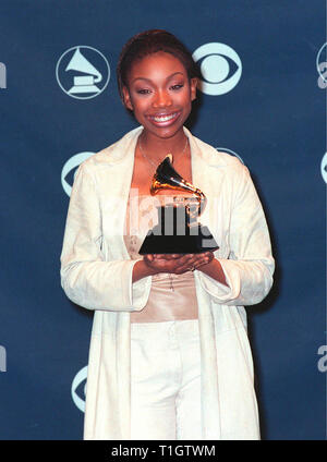 LOS ANGELES, CA - 24 Février 1999 : la chanteuse BRANDY à la 41e cérémonie annuelle de remise des prix Grammy à Los Angeles. © Paul Smith / Featureflash Banque D'Images