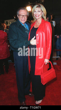 LOS ANGELES, CA - 1 mars 1999 : l'animateur de CNN LARRY KING & femme lors de la première mondiale de 'analyser ce' à Los Angeles. Les stars de cinéma Robert De Niro, BillyCrystal & Lisa Kudrow. © Paul Smith / Featureflash Banque D'Images