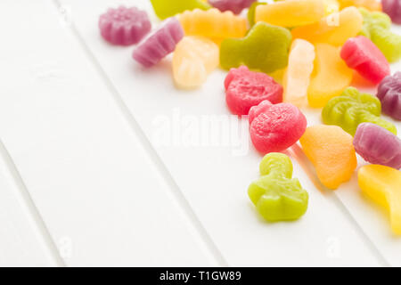 Bonbons gelée de fruits sur la table blanche. Banque D'Images