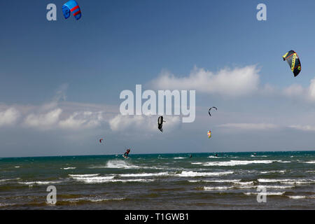 Le kite surf de Riumar, Delta de l'Ebre, Tarragone, Catalogne, Espagne Banque D'Images