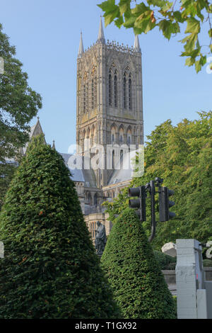 Lincoln Cathedral, point de vue alternatif entre les arbres, Northgate à l'extérieur de Lincoln Hotel. Statue de Lord Alfred Tennyson dans le jardin. Célèbre Yellowbelly, Banque D'Images