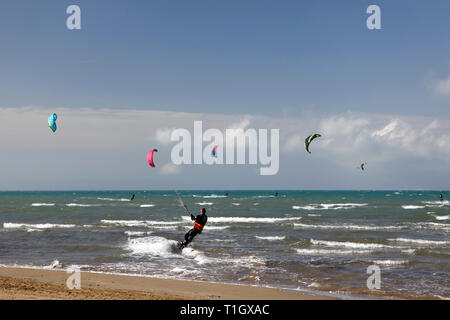 Le kite surf de Riumar, Delta de l'Ebre, Tarragone, Catalogne, Espagne Banque D'Images