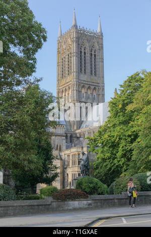 Lincoln Cathedral, point de vue alternatif entre les arbres, Northgate à l'extérieur de Lincoln Hotel. Statue de Lord Alfred Tennyson dans le jardin. Célèbre Yellowbelly, Banque D'Images