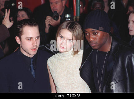 LOS ANGELES, CA - le 17 mars 1999 : l'actrice Claire Danes GIOVANNI RIBISI avec des acteurs (à gauche) & OMAR EPPS, lors de la première mondiale, à Los Angeles, de leur nouveau film 'Le Mod Squad.' © Paul Smith / Featureflash Banque D'Images