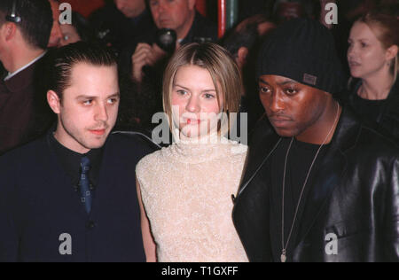 LOS ANGELES, CA - le 17 mars 1999 : l'actrice Claire Danes GIOVANNI RIBISI avec des acteurs (à gauche) & OMAR EPPS, lors de la première mondiale, à Los Angeles, de leur nouveau film 'Le Mod Squad.' © Paul Smith / Featureflash Banque D'Images