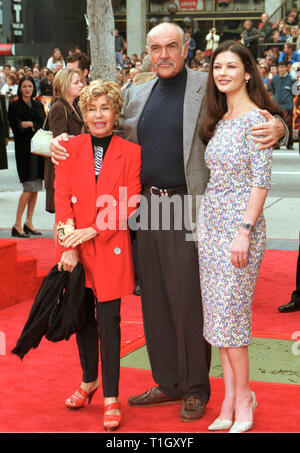 LOS ANGELES, CA - le 13 avril 1999 : l'Acteur SEAN CONNERY, avec son épouse Micheline Connery (à gauche) et actrice CATHERINE ZETA-JONES, au Hollywood's Manns Chinese Theatre où il avait la main & footprints situé dans le ciment. Son nouveau film, 'Entrapment' ouvre cette semaine. © Paul Smith/Featureflash Banque D'Images